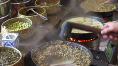 Bir şef kamelya oleiferası yapıyor. Guilin, Guangxi, Çin 'in özel bir yemeği.