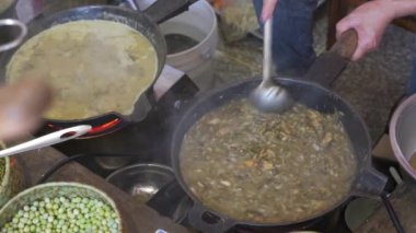Bir şef kamelya oleiferası yapıyor. Guilin, Guangxi, Çin 'in özel bir yemeği.