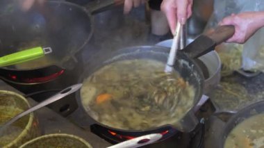 Bir şef kamelya oleiferası yapıyor. Guilin, Guangxi, Çin 'in özel bir yemeği.