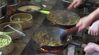 Bir şef kamelya oleiferası yapıyor. Guilin, Guangxi, Çin 'in özel bir yemeği.