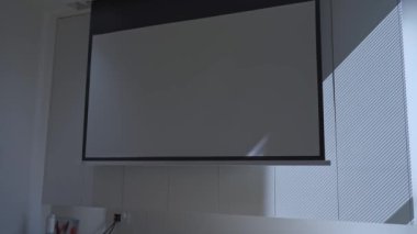 Modern ev dekorasyonu için beyaz depolama kabini ve elektrik projeksiyon ekranı