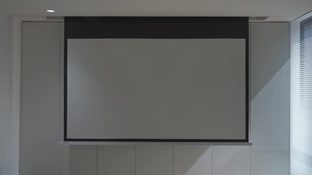 家居装饰用白色储物柜和电动投影屏 — 图库视频影像