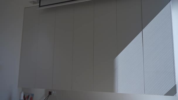 Modern Dekorasyonu Için Beyaz Depolama Kabini Elektrik Projeksiyon Ekranı — Stok video