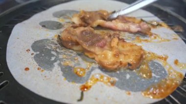 Bir insan kömür kağıdında barbekü yiyor.