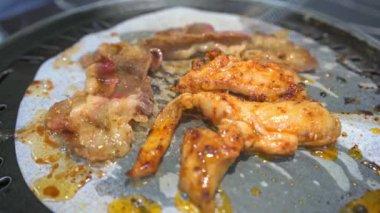 Bir insan kömür kağıdında barbekü yiyor.