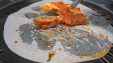 Bir insan kömür kağıdında barbekü yiyor.