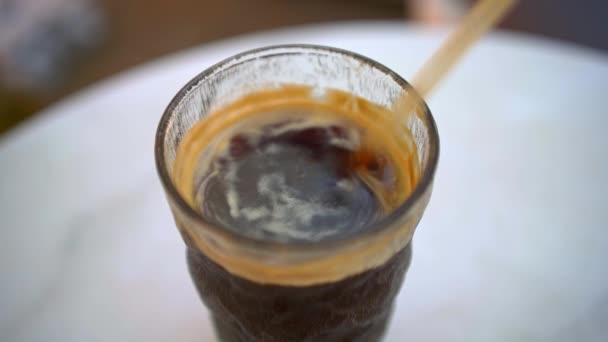 Bir Fincan Buzlu Sert Amerikan Kahvesi — Stok video
