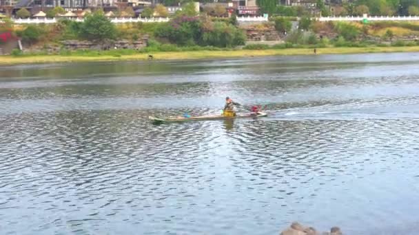 Ένας Άνδρας Οδηγεί Μια Σχεδία Μπαμπού Στον Ποταμό Στο Guilin — Αρχείο Βίντεο