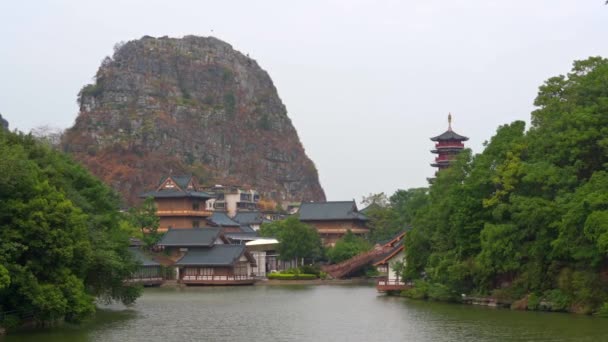 Τοπίο Των Κινεζικών Παραδοσιακών Αρχαίων Κτιρίων Κατά Μήκος Του Ποταμού — Αρχείο Βίντεο