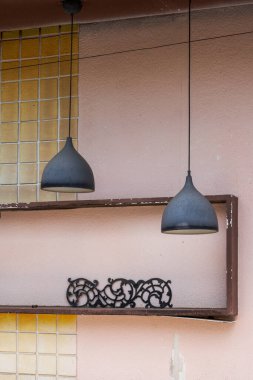 Açık pencere üzerinde modern Avrupa tarzı avize