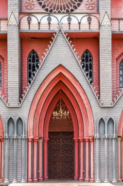 Avrupa tarzı bir kızıl Hıristiyan kilisesi