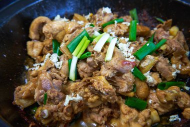 Lezzetli bir Kanton yemeği, Kee Kee Kum Ginger Tavuk Güveci