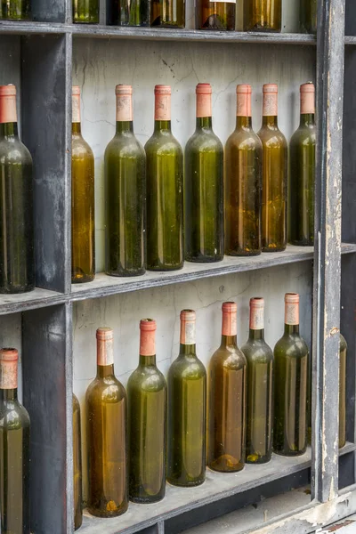 Montón Botellas Vino Tinto Vacías Ventana Visualización Aire Libre —  Fotos de Stock