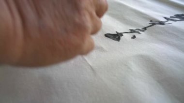 Eski bir kaligraf el yazısı, mühür ve mühür yapıştırır. Çevirisi: Mükemmel bir ortam, çay içmek neşe katabilir.