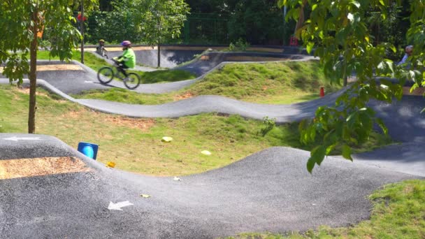 Kerékpárút Gyermekek Számára Szabadtéri Parkban — Stock videók