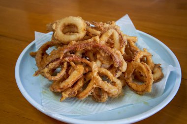 Çıtır ve cezbedici kızarmış mürekkep balığı halkaları.