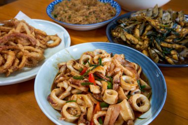 İçten bir Çin yemeği masası.