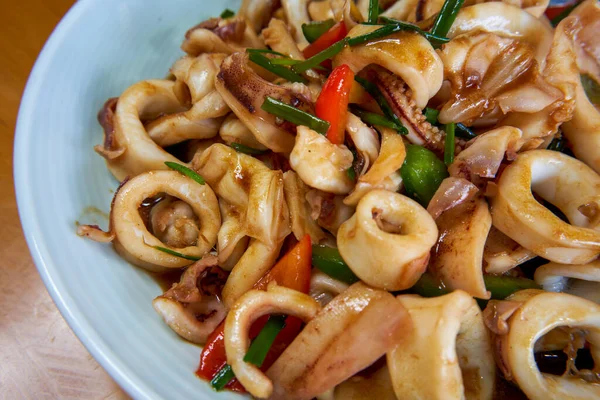 Talerz Pysznego Pachnącego Chińskiego Jedzenia Smażonymi Pierścieniami Kałamarnicy — Zdjęcie stockowe