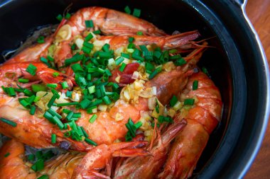 Bir tencere lezzetli ve tatlı sarımsaklı karides