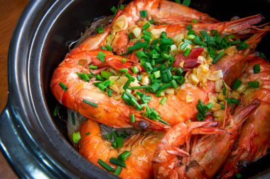 Bir tencere lezzetli ve tatlı sarımsaklı karides