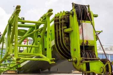 Büyük endüstriyel rıhtım kaldırma ekipmanlarının yakın çekimi