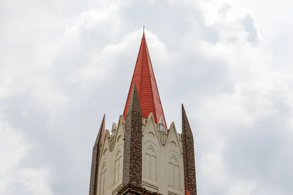 Sebuah Bangunan Gereja Menara Gothic Merah — Stok Foto