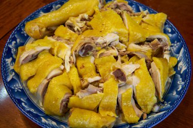 Bir tabak taze beyaz kesim tavuk.