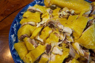 Bir tabak taze beyaz kesim tavuk.