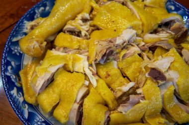 Bir tabak taze beyaz kesim tavuk.