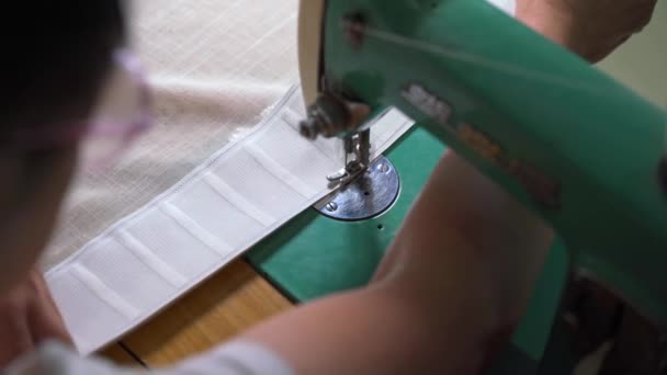 Close Needles Traditional Sewing Machine Sewing Fabric — Stock Video