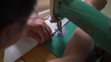 Geleneksel dikiş makinesinin iğnelerine yakın çekim