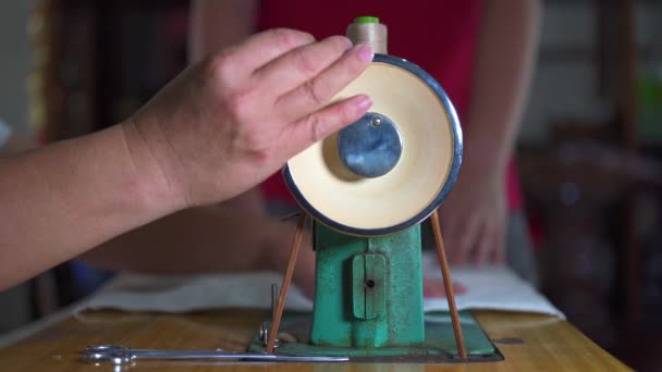 Пошиття Штор Допомогою Традиційної Швейної Машини — стокове відео