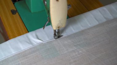 Geleneksel dikiş makinesinin iğnelerine yakın çekim