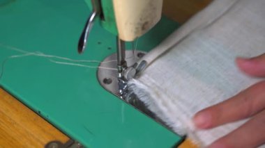 Geleneksel dikiş makinesinin iğnelerine yakın çekim