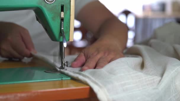 Tailleur Coud Des Rideaux Aide Une Machine Coudre Traditionnelle — Video