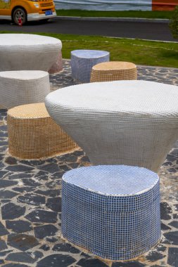 Açık havada renkli, taştan bir banka yakın çekim.