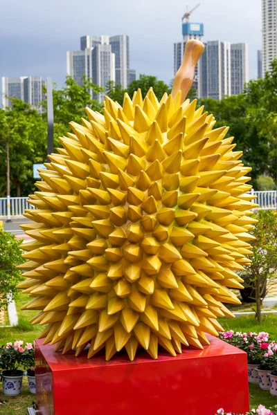 Uma Escultura Duriana Dourada Livre — Fotografia de Stock