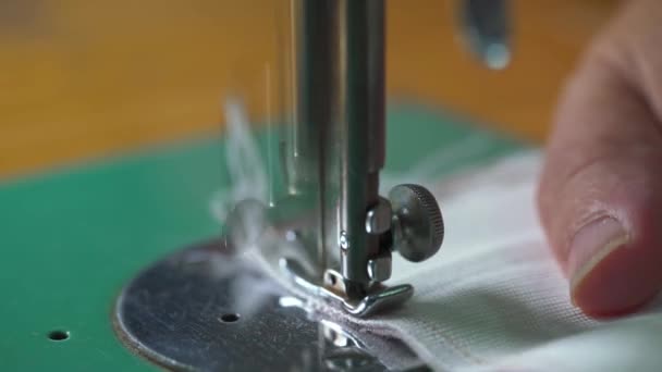 Крупный План Иголок Старинной Швейной Машинке Швейная Ткань — стоковое видео