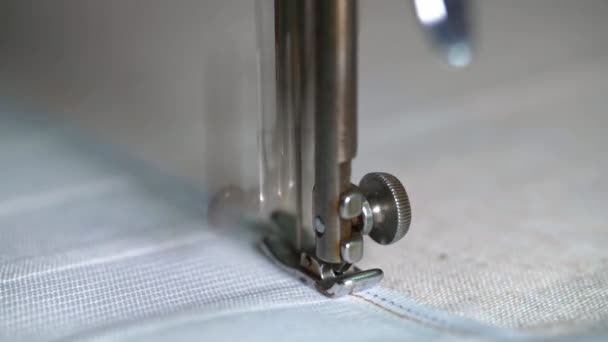 老式缝纫机缝纫布上针头的密闭 — 图库视频影像