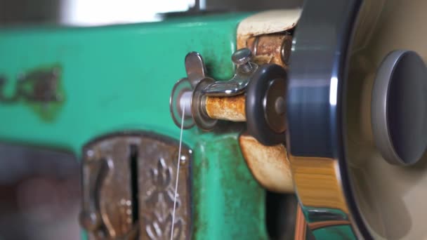 Крупный План Слота Резьбы Традиционной Винтажной Швейной Машины Эксплуатации — стоковое видео