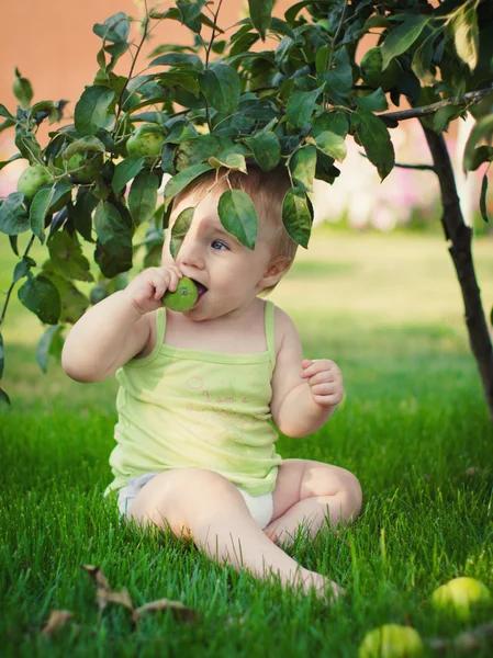 Baby with green apple — Stock Photo, Image