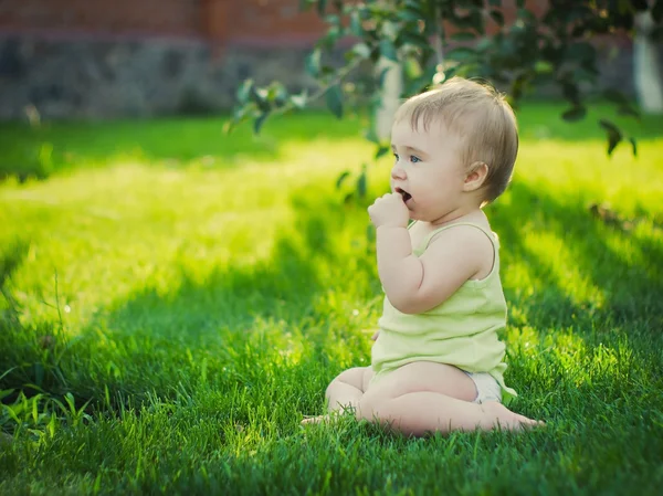 Ребенок в саду Стоковое Фото