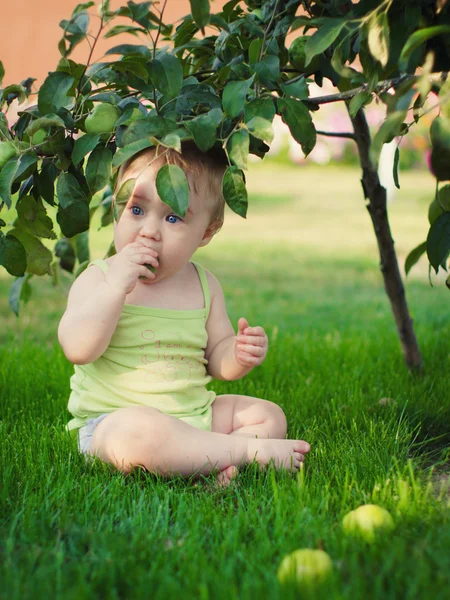 Baby with green apple — Stock Photo, Image