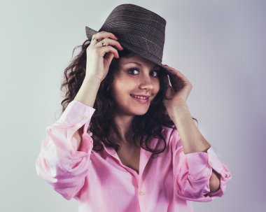 kız pembe gömlek ve şapka
