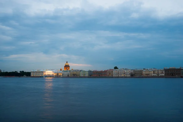 São Petersburgo. As noites brancas. Um cais inglês. Cúpula da Catedral de São Isaac . — Fotografia de Stock