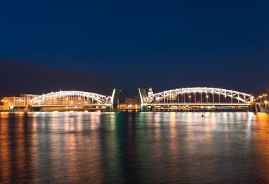 Geceleri yükseltilmiş köprü. bolsheokhtinsky Köprüsü. st-petersburg.