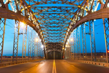 yükseltilmiş köprü gece 2. bolsheokhtinsky Köprüsü. st-petersburg.