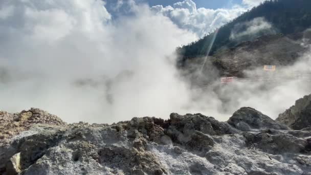 Hete Witte Rook Wolk Van Hete Krater Korte Afstand Schot — Stockvideo