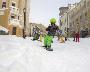 kayakçı bir şehir cadde üzerinde