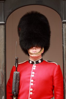 Coldstream guard Londra Kulesi.